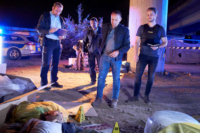 "Alarm für Cobra 11" heute (05.08.2021) auf RTL: Max (Nicolas Wolf, r.) und Semir (Erdogan Atalay, 2.v.r.) sind bei eine unidentifizierte männliche Leiche auf einer Autobahnbaustelle.