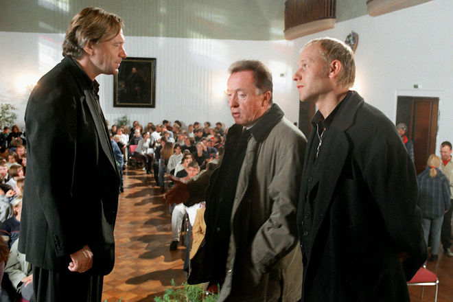 Die Kommissare Kain (Bernd Michael Lade, re.) und Ehrlicher (Peter Sodann, 2.v.r.) eröffnen Direktor Hermann ( Gerd Silberbauer) und den Schülern, daß sie einen DNS-Test machen werden.