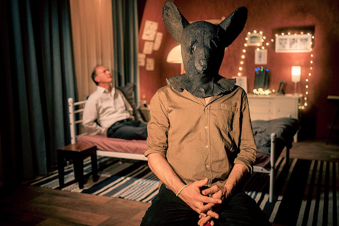 Die "Maus" nimmt ein neues Video zur Entführung von Schnabel (Martin Brambach) auf, mit seinen Forderungen.