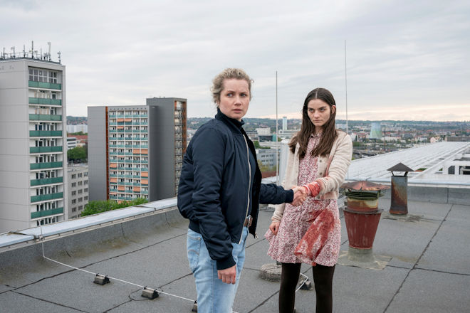 Dresden-Tatort "Nachtschatten": (V.l.) Leonie Winkler (Cornelia Gr&ouml;schel) findet Amanda (Emilie Neumeister) auf einem Hausdach.