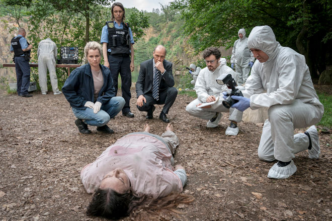 (V.l.) Leonie Winkler (Cornelia Gröschel), Polizistin Antje (Victoria Schulz), Peter Schnabel (Martin Brambach) und Dr. Himpe (Ron Helbig) inspizieren die Tote Lilly-Marie Reuter (Dilara Aylin Ziem) am Leichen-Fundort.
