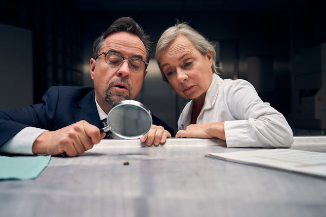 M&uuml;nster-Krimi "Der Mann, der in den Dschungel fiel": In der Rechtsmedizin untersuchen Prof. Boerne (Jan Josef Liefers, l.) und Silke Haller (ChrisTine Urspruch, r.) die Biene, die sie in Golds Garderobe gefunden haben.