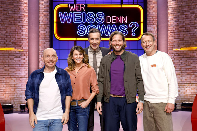 Moderator Kai Pflaume (M.) und seine Rateteam-Kapit&auml;ne Bernhard Ho&euml;cker (l.) und Wotan Wilke M&ouml;hring (r.) begr&uuml;&szlig;en heute (17.04.2026) bei "Wer wei&szlig; denn sowas?" die Schauspielerin Luise B&auml;hr (2.v.l.) und den Schauspieler Sebastian Str&ouml;bel (2.v.r.).