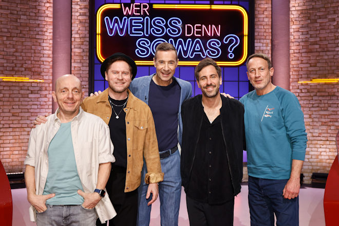 Moderator Kai Pflaume (M.) und seine Rateteam-Kapitäne Bernhard Hoëcker (l.) und Wotan Wilke Möhring (r.) begrüßen heute (27.03.2026) bei "Wer weiß denn sowas?" Max Giesinger (2.v.l.) und Johannes Oerding (2.v.r.).