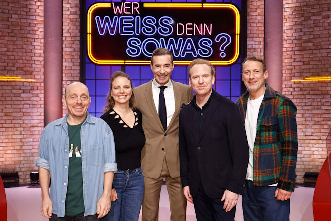 Moderator Kai Pflaume (M.) und seine Rateteam-Kapit&auml;ne Bernhard Ho&euml;cker (l.) und Wotan Wilke M&ouml;hring (r.) begr&uuml;&szlig;en heute (20.04.2026) bei "Wer wei&szlig; denn sowas?" die Geigerin und Pianistin Julia Fischer (2.v.l.) sowie den irisch-deutschen Violinisten Daniel Hope (2.v.r.).