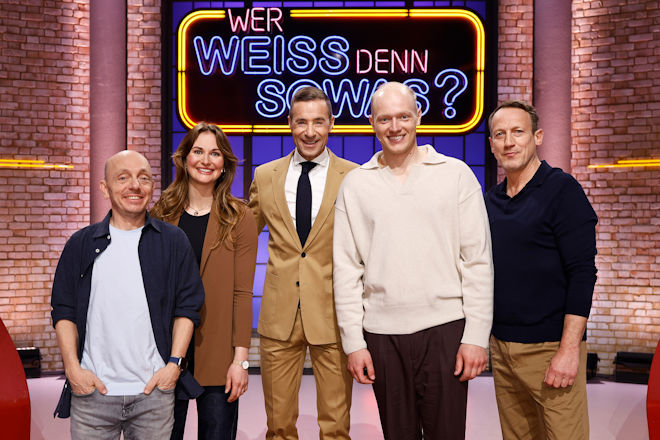 Moderator Kai Pflaume (M.) und seine Rateteam-Kapitäne Bernhard Hoëcker (l.) und Wotan Wilke Möhring (r.) begrüßen heute (23.03.2026) bei "Wer weiß denn sowas?" die Rennrodlerin und Olympiasiegerin Julia Taubitz (2.v.l.) sowie den Rennrodler und Olympiasieger Max Langenhan (2.v.r.).