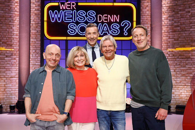 Moderator Kai Pflaume (M.) und seine Rateteam-Kapit&auml;ne Bernhard Ho&euml;cker (l.) und Wotan Wilke M&ouml;hring (r.) begr&uuml;&szlig;en heute (23.04.2026) bei "Wer wei&szlig; denn sowas?" die S&auml;ngerin Mary Roos (2.v.l.) und den S&auml;nger Matthias Reim (2.v.r.).