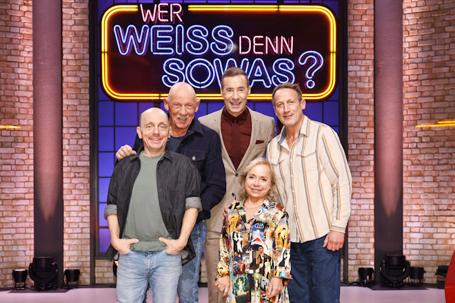 Moderator Kai Pflaume (M.) und seine Rateteam-Kapitäne Bernhard Hoëcker (l.) und Wotan Wilke Möhring (r.) begrüßen heute (30.03.2026) bei "Wer weiß denn sowas?" Joe Bausch (2.v.l.) und Christine Urspruch (2.v.r.).