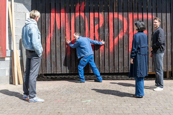 Saarbr&uuml;cken-Tatort "Das B&ouml;se in dir": Adam Sch&uuml;rk (Daniel Str&auml;&szlig;er), Esther Baumann (Brigitte Urhausen) und Leo H&ouml;lzer (Vladimir Burlakov) befragen Michel Louis (Gerhard Liebmann). Er zeigt den Ermittlern die Schmiererei an seinem Tor.