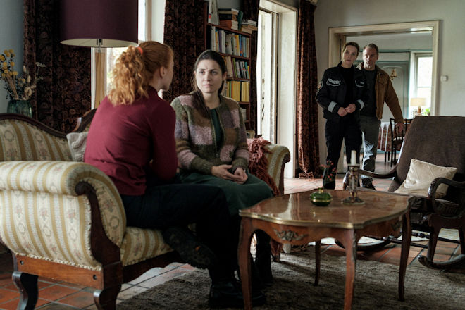 "Nord bei Nordwest - Pechmarie": Polizeiteam Hannah Wagner (Jana Klinge, hinten l.) und Hauke Jacobs (Hinnerk Sch&ouml;nemann) treffen bei der Ehefrau Marie Hansen (Anne Zander) des Get&ouml;teten ein &ndash; Jule &uuml;bersetzt in die Geb&auml;rdensprache; Marie ist Taub.