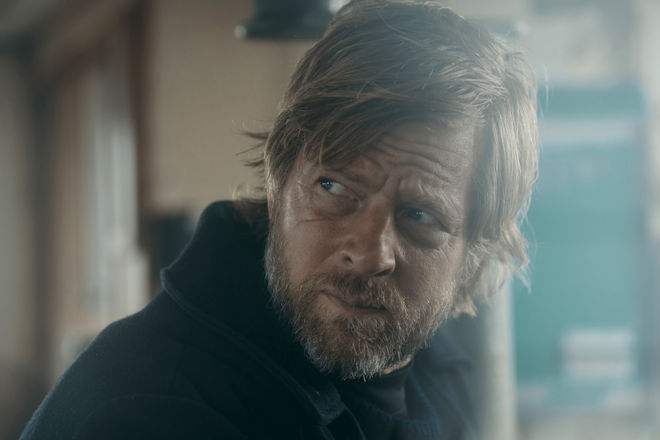 Thriller "Mordlichter - Tod auf den Färöer Inseln": Der Aktivismus gegen die Walfänger zehrt an Harms (Henning Baum).
