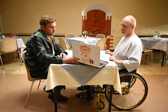 Franz Eberhofer (Sebastian Bezzel) besucht Rudi (Simon Schwarz) im Krankenhaus.