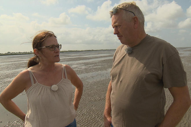 Heute (16.12.2025) bei "Bauer sucht Frau": Bei einem Wattspaziergang erz&auml;hlt Kristin J&ouml;rg von ihrem Leben als alleinerziehende Mutter.