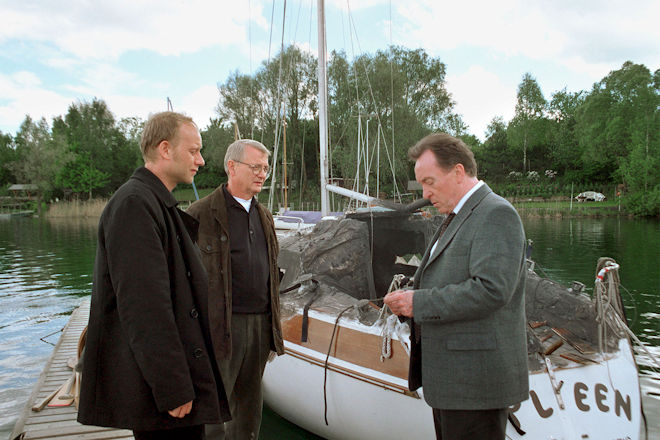 Hauptkommissar Kain (Bernd Michael Lade), Techniker Walter (Walter Nickel) und Hauptkommissar Bruno Ehrlicher (Peter Sodann) am Tatort.