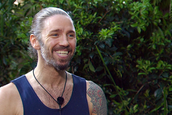 Nach dem dramatischen Sturz während der Dschungelprüfung wurde Gil Ofarim umgehend zur Untersuchung in eine Klinik gebracht, während die Zukunft seines Verbleibs im Camp derzeit völlig ungewiss bleibt.