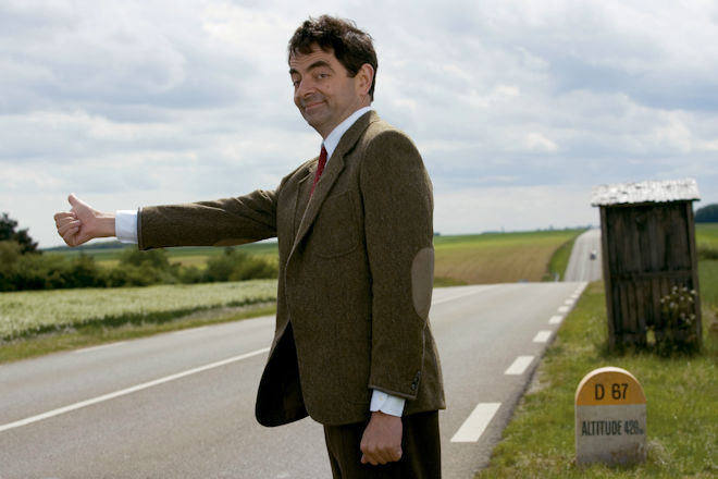 In seiner Not versucht Mr. Bean (Rowan Atkinson) per Anhalter ans Mittelmeer zu kommen.