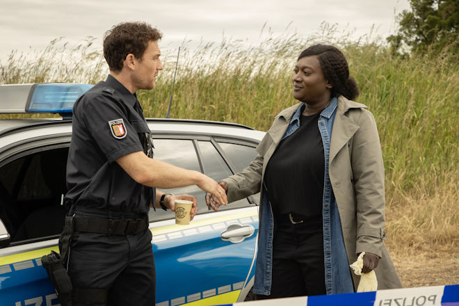 Provinzkrimi "Die Polizistin und die Sprache des Todes": Pieper Olsen (Artjom Gilz) und Gloria Acheampong (Thelma Buabeng) treffen sich am Tatort.