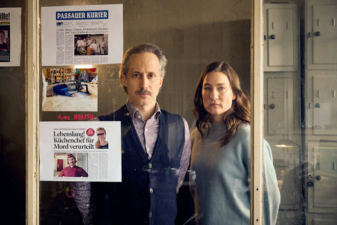 Ferdinand Zankl (Michael Ostrowski) und Frederike Bader (Marie Leuenberger) stehen vor der Wand, an der sie alle Zeitungsartikel zum Fall sammeln.