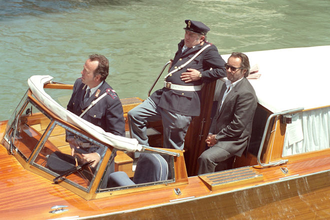 Commissario Brunetti (Uwe Kockisch, re.) und Sergente Vianello (Karl Fischer, Mitte) lassen sich in "Donna Leon - Endstation Venedig" von einem Kollegen zum Einsatzort bringen.