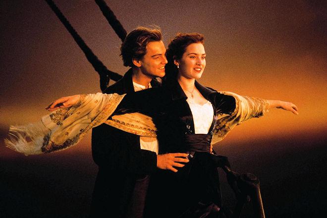Endlich entschlie&szlig;t sich Rose (Kate Winslet), in Amerika mit Jack (Leonardo DiCaprio) von Bord zu gehen. Da passiert es: die Titanic kollidiert mit einem Eisberg und beginnt zu sinken.