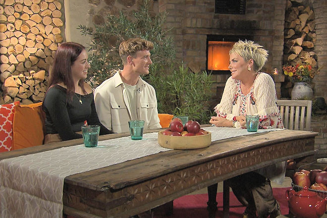 Heute (23.12.2025) bei "Bauer sucht Frau": Laura und Friedrich verk&uuml;nden bei Inka Bause (re.) "Beziehungsstatus vergeben".