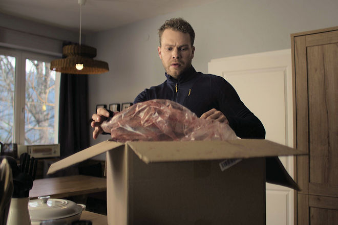 Garmisch-Krimi "Wolfsmord": Fabian Pongratz (Ben Münchow) ist schockiert als er sieht, dass ihm per Post ein abgetrennter Wolfskopf zugeschickt wurde. Handelt es sich um eine Morddrohung gegen den engagierten Vorstand des Naturbundes?