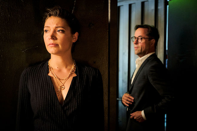 Thriller "Requiem f&uuml;r einen Freund": Beim Verlassen des Restaurants stellt Joachim Vernau (Jan Josef Liefers) Tatjana Wolgast (Irina Potapenko) zur Rede.