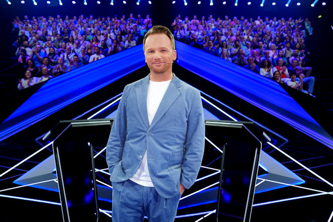 Ralf Schmitz pr&auml;sentiert "Die Weisheit der Vielen - Die Show des skurrilen Wissens" auf RTL.