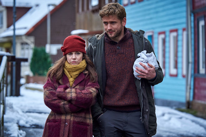 Leon Urban (Steve Windolf) versucht, Nicola Wagner (Josefine Preuß) das eigentümliche und unfreundliche Verhalten der Dorfbewohner zu erklären.
