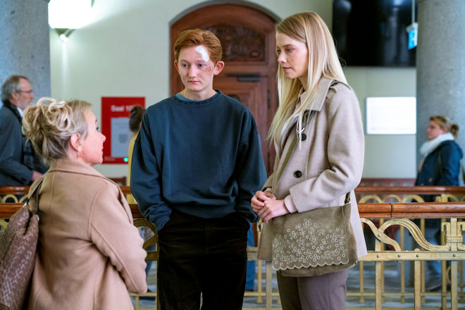 Mit der Hilfe von Eva (ChrisTine Urspruch, li.) will Mutter Monika (Henrike von Kuick, re.) für Hans (Konrad Neidhardt, Mitte) kämpfen.