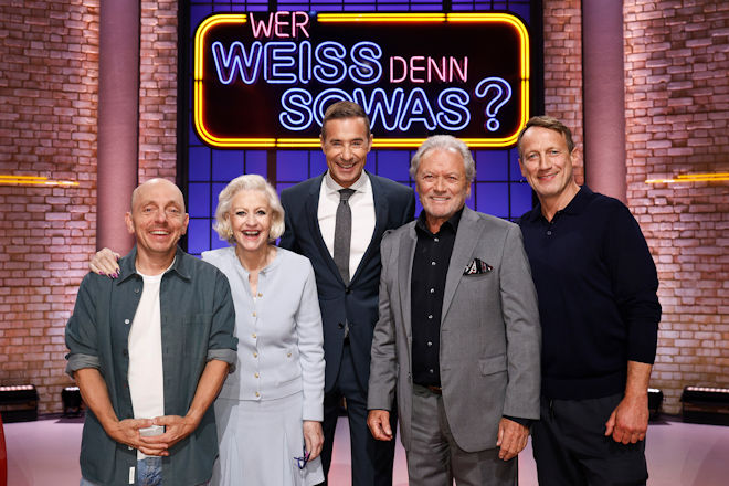 Moderator Kai Pflaume (M.) und seine Rateteam-Kapitäne Bernhard Hoëcker (l.) und Wotan Wilke Möhring (r.) begrüßen heute (18.11.2025) bei "Wer weiß denn sowas?" die ehemalige Eiskunstläuferin Marika Kilius (2.v.l.) und den ehemaligen Eiskunstläufer und Schauspieler Hans-Jürgen Bäumler (2.v.r.).