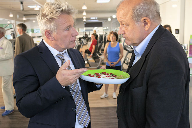 Münsterkrimi "Wilsberg: Bauch, Beine, Po": Michael Hobelmeyer (Jörg Schüttauf, l.) macht Georg Wilsberg (Leonard Lansink, r.) unmissverständlich klar, was er von ihm hält.