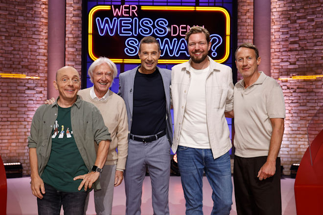 Moderator Kai Pflaume (M.) und seine Rateteam-Kapitäne Bernhard Hoëcker (l.) und Wotan Wilke Möhring (r.) begrüßen heute (05.11.2025) bei "Wer weiß denn sowas?" den Schweizer Kabarettist, Schriftsteller, Regisseur und Schauspieler Emil Steinberger (2.v.l.) und den Autor, Comedian, Podcaster und Moderator Bastian Bielendorfer (2.v.r.).