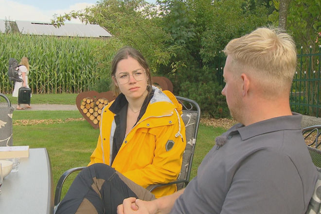 Nebenerwerbslandwirt Daniel bittet Jenny zu bleiben. Emely (im Hintergrund) verläßt den Hof.