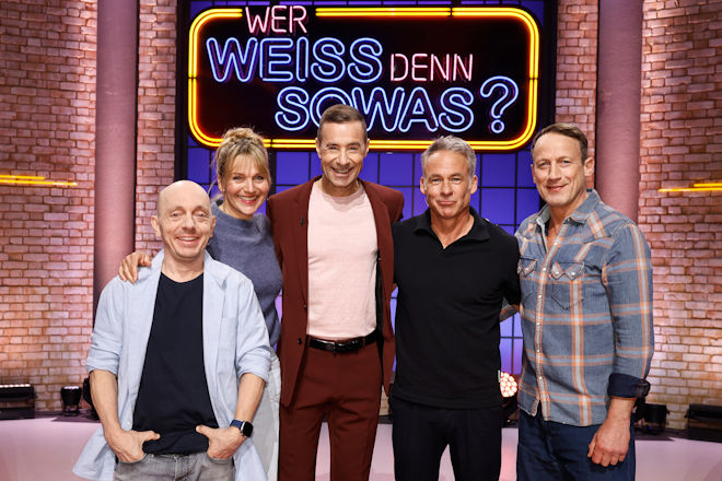 Moderator Kai Pflaume (M.) und seine Rateteam-Kapit&auml;ne Bernhard Ho&euml;cker (l.) und Wotan Wilke M&ouml;hring (r.) begr&uuml;&szlig;en heute (08.04.2026) bei "Wer wei&szlig; denn sowas?" die Schauspielerin Tanja Wedhorn (2.v.l.) und den Schauspieler Marco Girnth (2.v.r.).