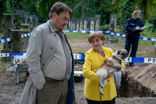 Uckermark-Krimi "Mord auf dem Friedhof": Miss Merkel (Katharina Thalbach) mit Kommissar Hannemann (Sascha Nathan) am Tatort.
