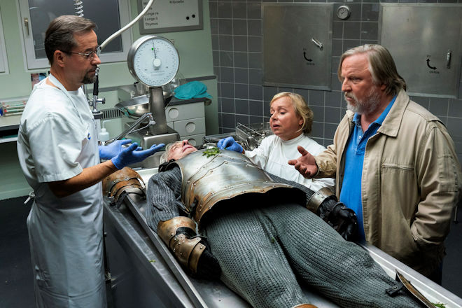 Eine Leiche in Ritterrüstung, das sahen selbst Karl-Friedrich Boerne (Jan Josef Liefers, links) , Silke Haller (ChrisTine Urspruch) und Kommissar Frank Thiel (Axel Prahl) noch nie auf einem Seziertisch.