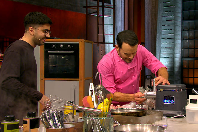 Hensslers "Ziwi" Howan Ari (l.) und Steffen Henssler haben sichtlich Spaß bei "Europa grillt den Henssler".