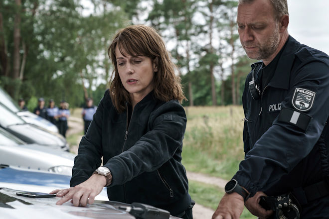 Polizeiruf 110 "Der Verurteilte": Kriminalhauptkommissarin Doreen Brasch (Claudia Michelsen) instruiert die Kollegen für die Leichensuche.