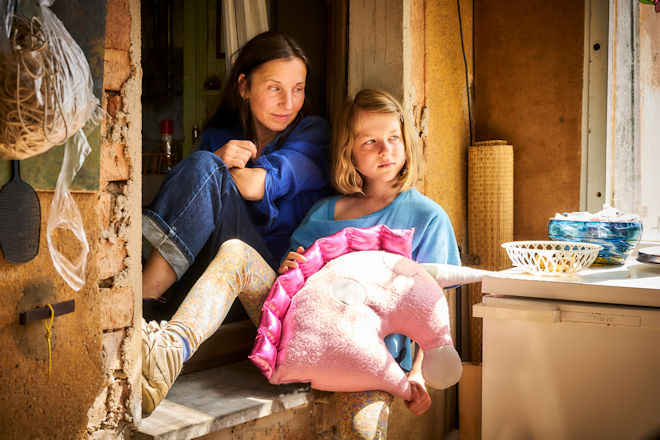 Nach anfänglichen Konflikten lernt Anne (Meret Becker, l.) ihre unabhängige Enkelin Tilda (Luise Landau, r.) zu lieben.