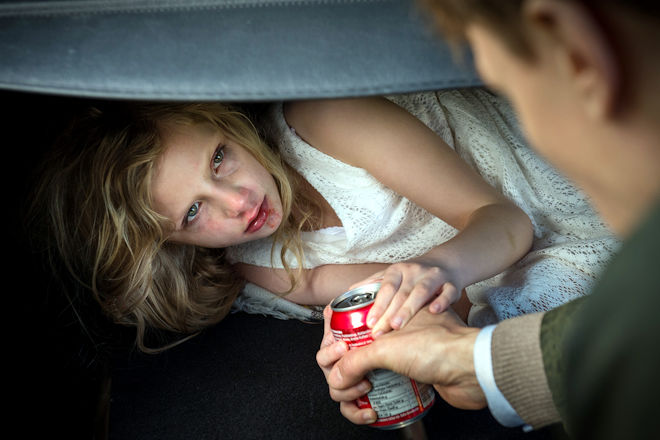 Lucy (Carlotta von Falkenhayn) bekommt von ihrem "Vater" Kai Voss (Sebastian Hülk) als Trost eine Cola.