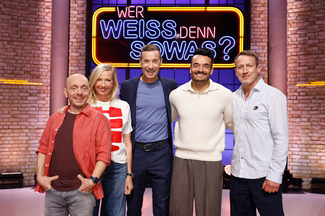 Moderator Kai Pflaume (M.) und seine Rateteam-Kapit&auml;ne Bernhard Ho&euml;cker (l.) und Wotan Wilke M&ouml;hring (r.) begr&uuml;&szlig;en heute (07.05.2026) bei "Wer wei&szlig; denn sowas?" die Fernsehgarten-Moderatorin Andrea Kiewel (2.v.l.) sowie den S&auml;nger und Moderator Giovanni Zarrella (2.v.r.).