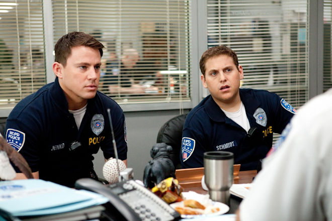 Die Cops Jenko (Channing Tatum, l.) und Schmidt (Jonah Hill) haben in Sachen Vorschriften ordentlich über die Stränge geschlagen. Zur Strafe werden die beiden in das Undercover-Programm "21 Jump Street" versetzt.