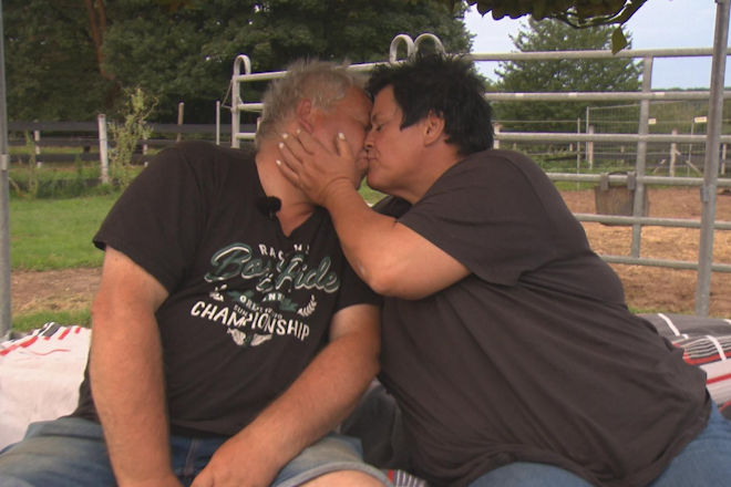 Heute bei "Bauer sucht Frau": Nach einer gemeinsamen Nacht im Freien k&uuml;ssen sich Frank und Simone.