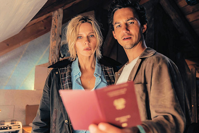 Alles beginnt sich zusammenzuf&uuml;gen: Jonas Becker (Tim Oliver Schultz, r.) und Birgit Reincke (Veronica Ferres, l.) sto&szlig;en auf entscheidende Hinweise, die Licht ins Dunkel bringen.