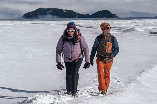 "Alpentod"-Krimi "Im ewigen Eis": Marie Sonnleitner (Salka Weber, l.) und Jonas Becker (Tim Oliver Schultz, r.) machen sich auf den Weg zur Fundstelle der Gletscherleiche, um Maries verlorenes Armband zu suchen.