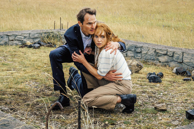 Felix Voss (Fabian Hinrichs) und Eva Hentschel (Sina Martens) gehen in Deckung.