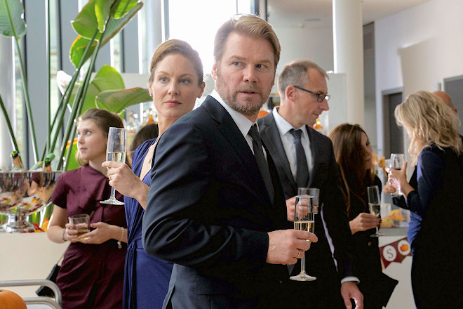 Frankfurt-Tatort "Funkstille": Gretchen Fisher (Tessa Mittelstaedt) und Raymond Fisher (Kai Scheve) zeigt sich auf einem Empfang repr&auml;sentativ, obwohl ihre Beziehung bereits sichtbar br&uuml;chig ist.