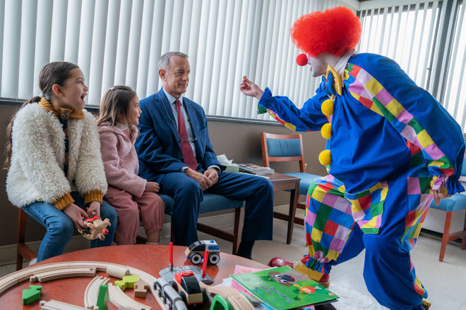 Die Ruhe vor dem Sturm: Wegen einer Silbermünze, die Otto (Tom Hanks, 2.v.r.) sehr viel bedeutet, kommt es mit dem Klinikclown (Julian Manjerico) in Anwesenheit von Marisols Töchtern Luna (Christiana Montoya, l.) und Abbie (Alessandra Perez, 2.v.l.), zu einem kleinen Eklat.