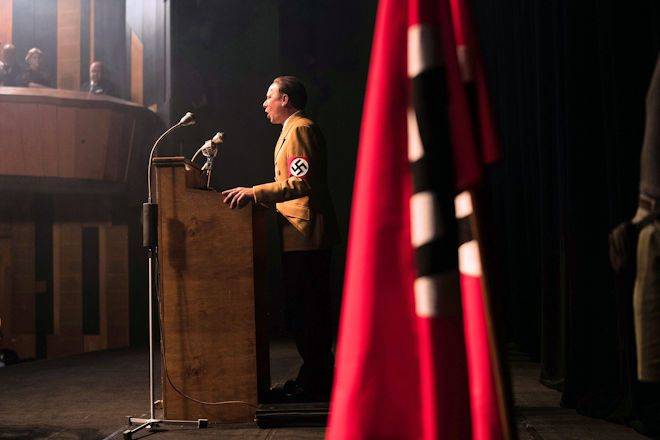 Free-TV-Premiere "F&uuml;hrer und Verf&uuml;hrer": Robert Stadlober als Goebbels - eine Darstellung zwischen kalkuliertem Zynismus und fanatischem Machtrausch, die die zerst&ouml;rerische Kraft der Propaganda greifbar macht.